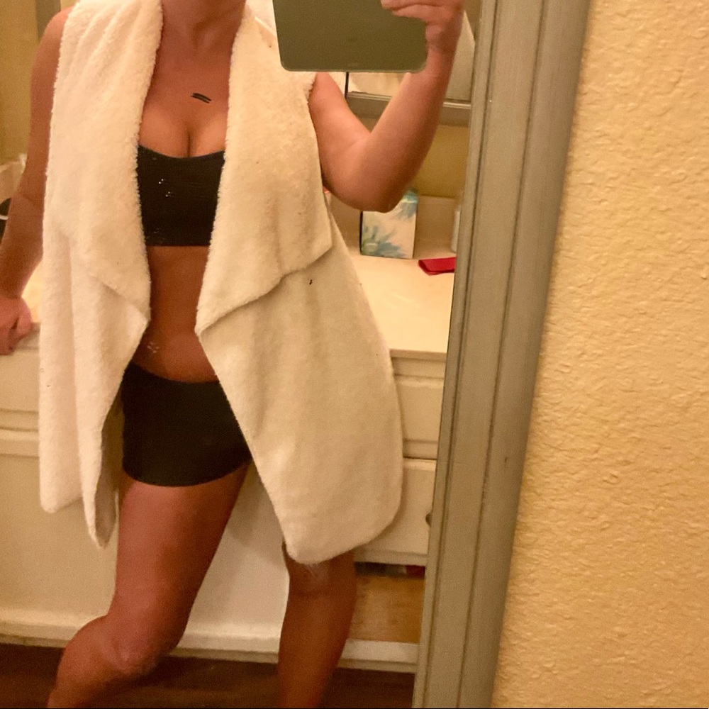 NEW LISTING‼️Fuzzy Vest NWT $68